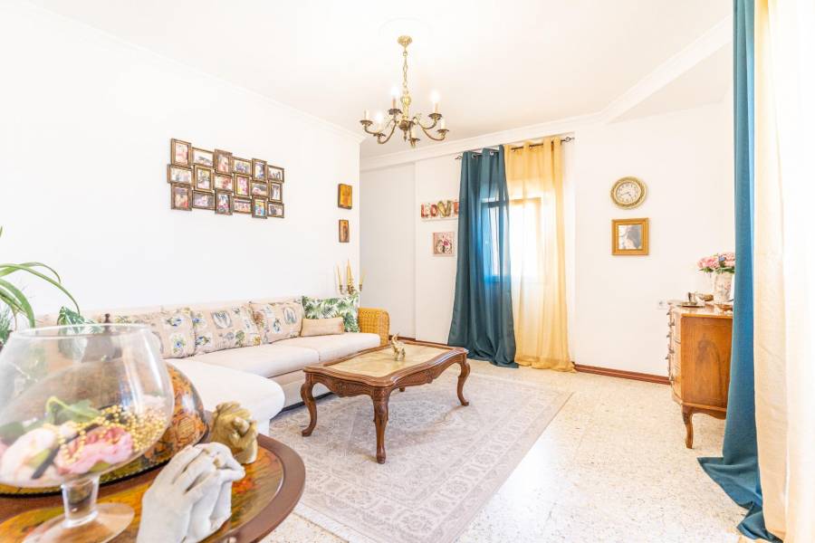 Amplio piso en la zona del puerto de Roquetas de Mar