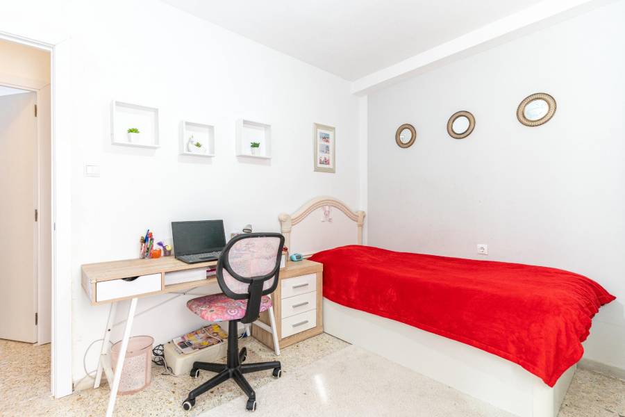 Amplio piso en la zona del puerto de Roquetas de Mar