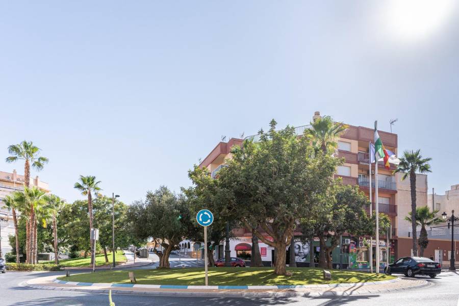 Amplio piso en la zona del puerto de Roquetas de Mar